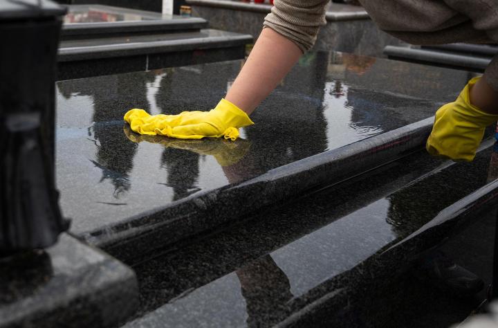 Nous entretenons les sépultures pour que la mémoire des défunts perdure